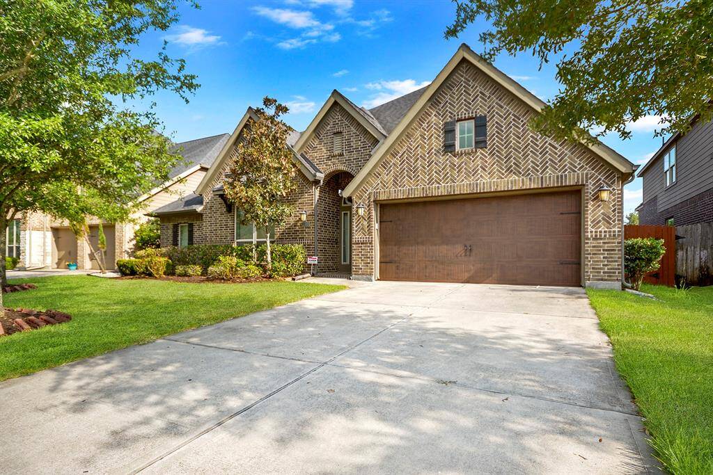 Look no further, this 1.5 Story Home offers 4 bedrooms and 3.5 full bathrooms.