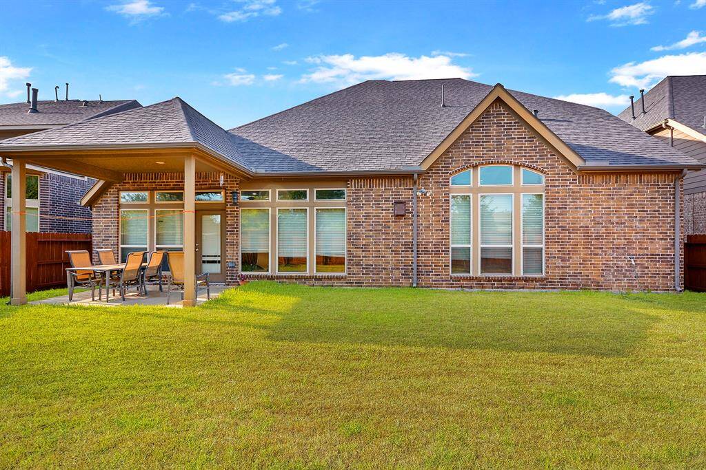 Look at all that extra side yard! This well designed Landscape is completed and ready for you and yours to enjoy!