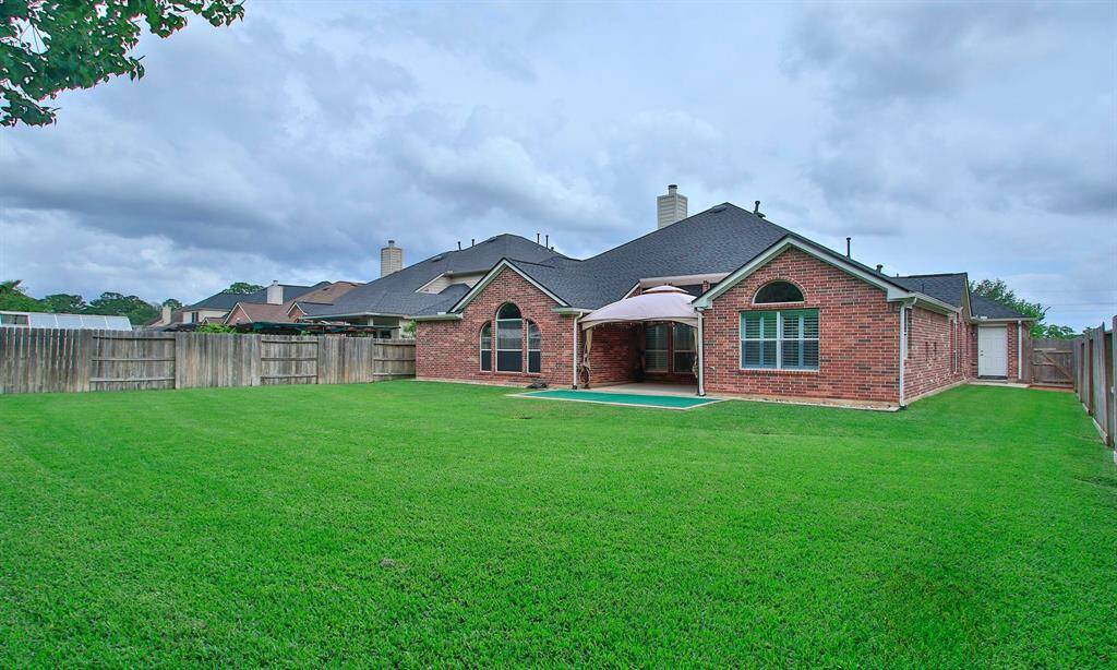 If it's gardening you enjoy or playing catch with the kids, there is ample space for any activity!