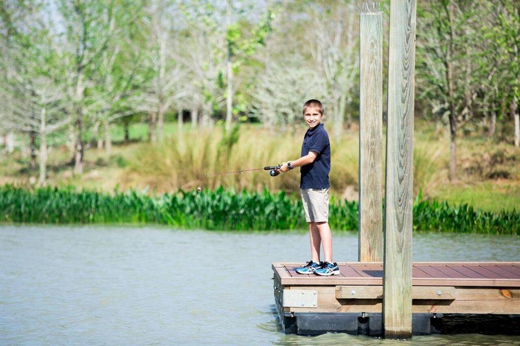 Subdivision fishing pier. Ideal for enjoying nature and outdoor activities.