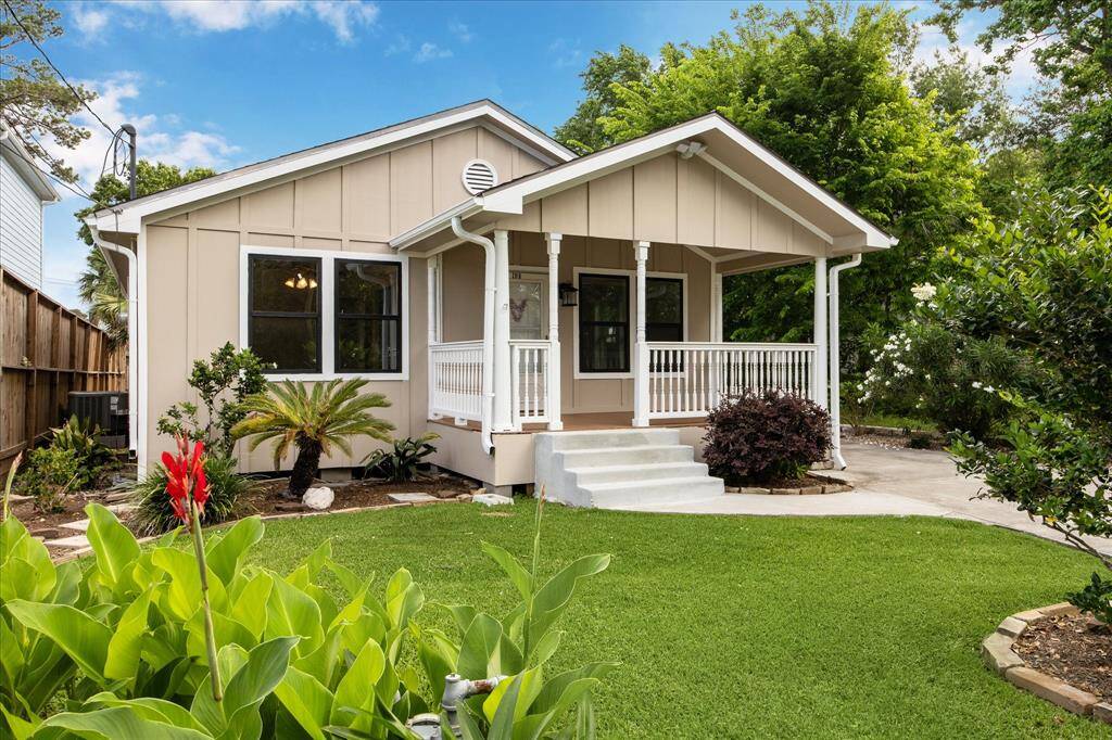 CUTE 2 BEDROOM BUNGALOW ON A QUIET CUL-DE-SAC IS READY FOR MOVE-IN!