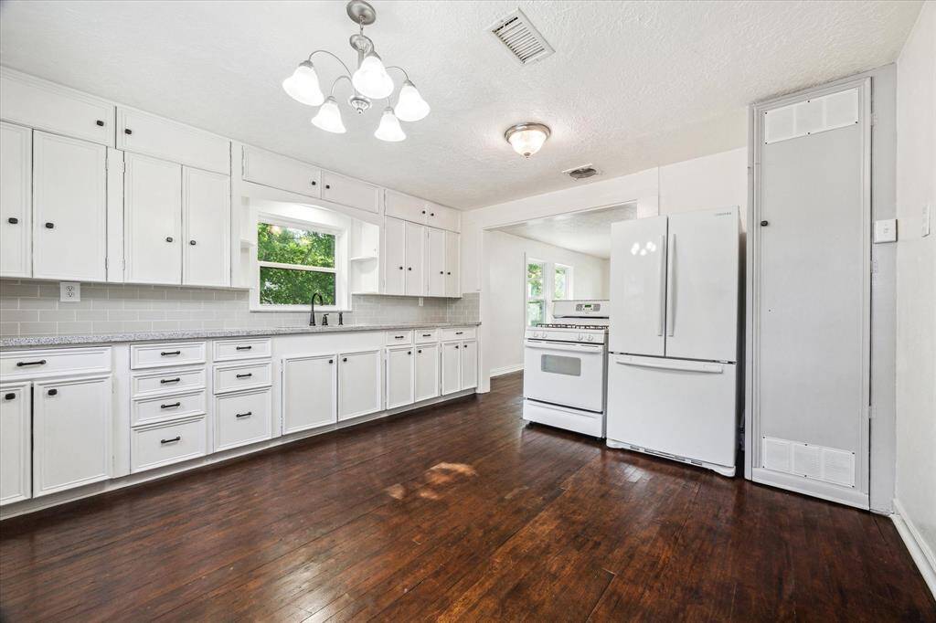 THE KITCHEN INCLUDES A REFRIGERATORAND 4 BURNER GAS RANGE.