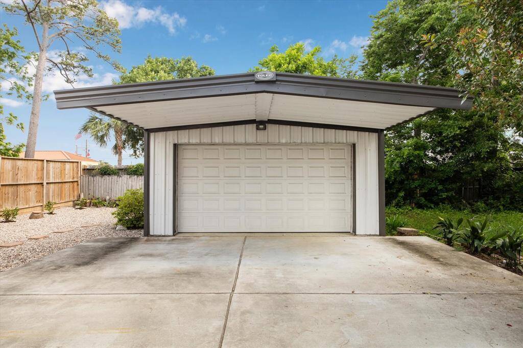 THE WHIRLWIND METAL BUILDING FEATURES A LARGE OVERHANG WHICH COULD ALSO BE A GREAT PATIO.