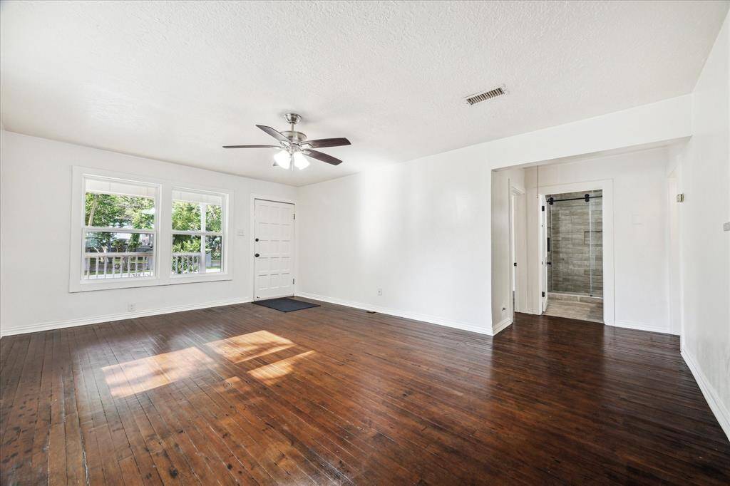 VIEW OF THE ENTRY AND HALLWAY LEADING TO THE 2 BEDROOMS.