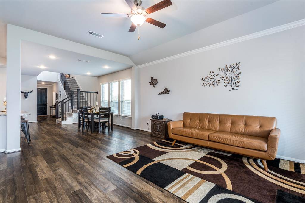 A great open floor plan is ideal for entertaining crowds big or small! Seating from the family room to the breakfast area to the island!