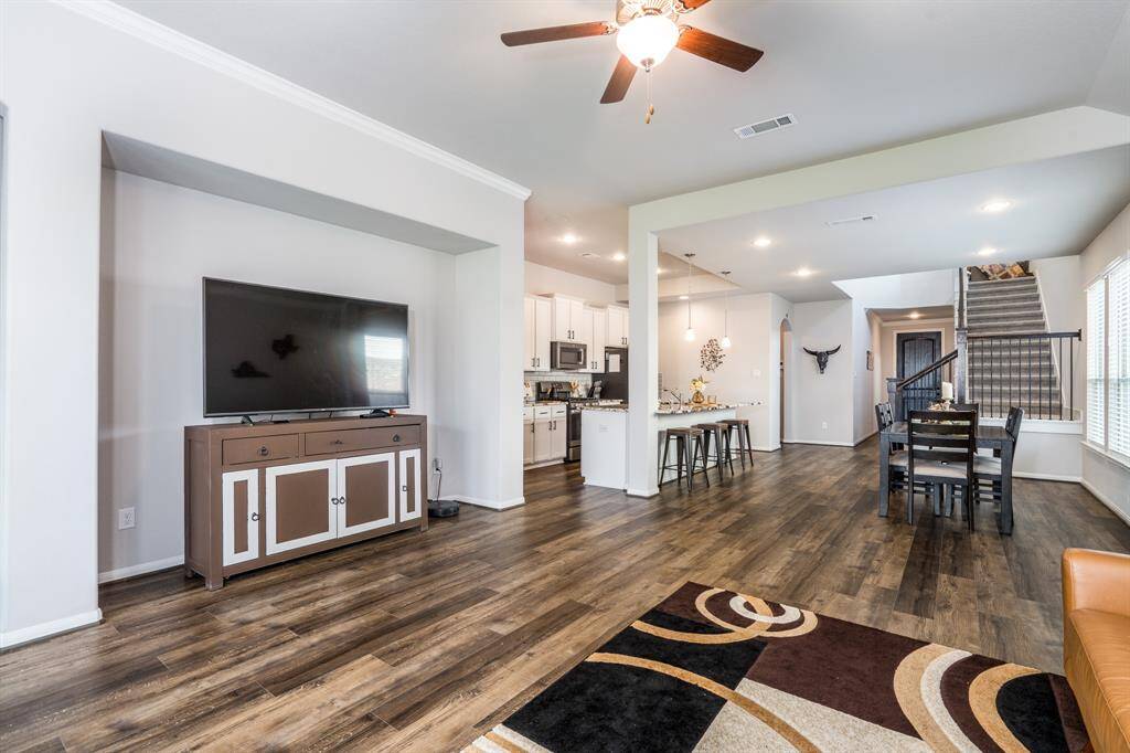This floorplan is just perfect for entertaining! So many different areas for gathering during the holidays, or just a regular ole Saturday get together.