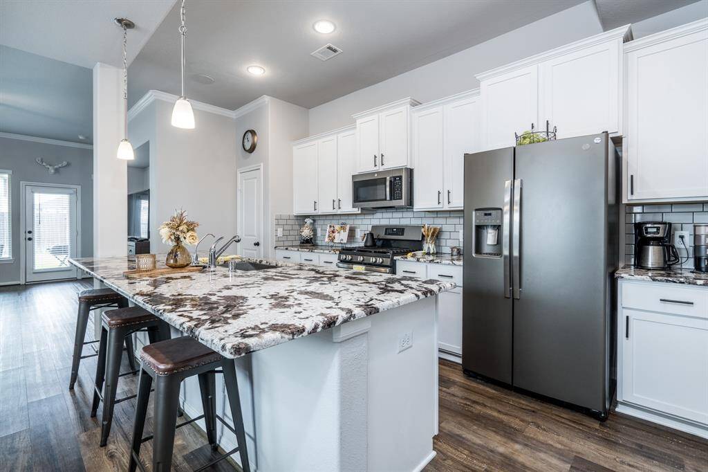 A large island kitchen offers additional seating for friends or family while a meal is being prepared. Or maybe a place to have a quick bite to eat before heading out for the day.