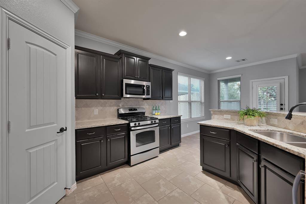 Lots of prep space for the Chef of the family. Walk-in, Corner Pantry.