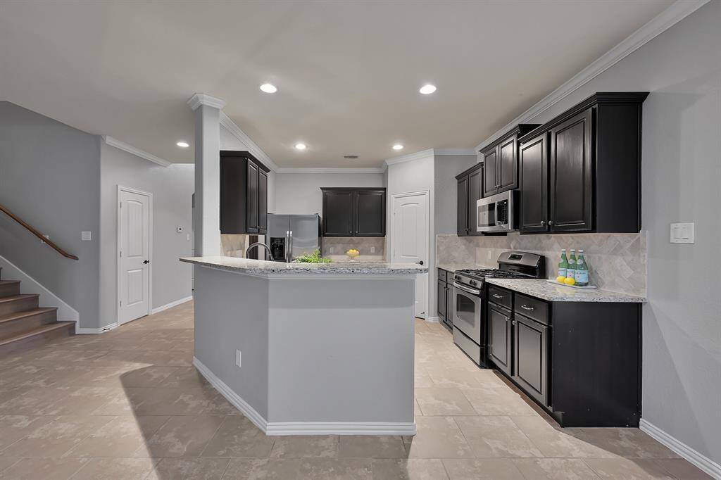 Great Breakfast Bar area makes busy mornings a bit easier.