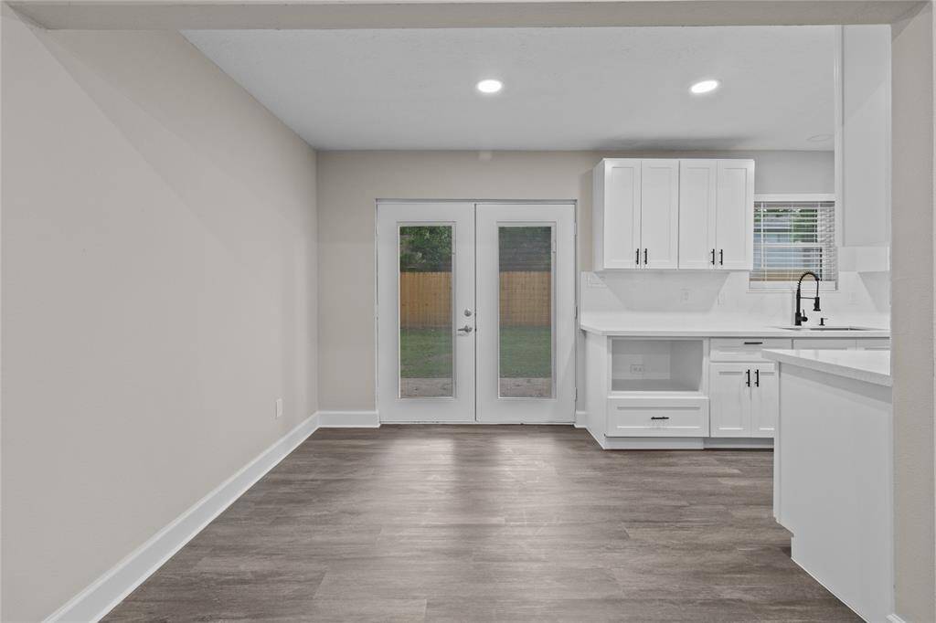 On to view the breakfast/dining and kitchen.