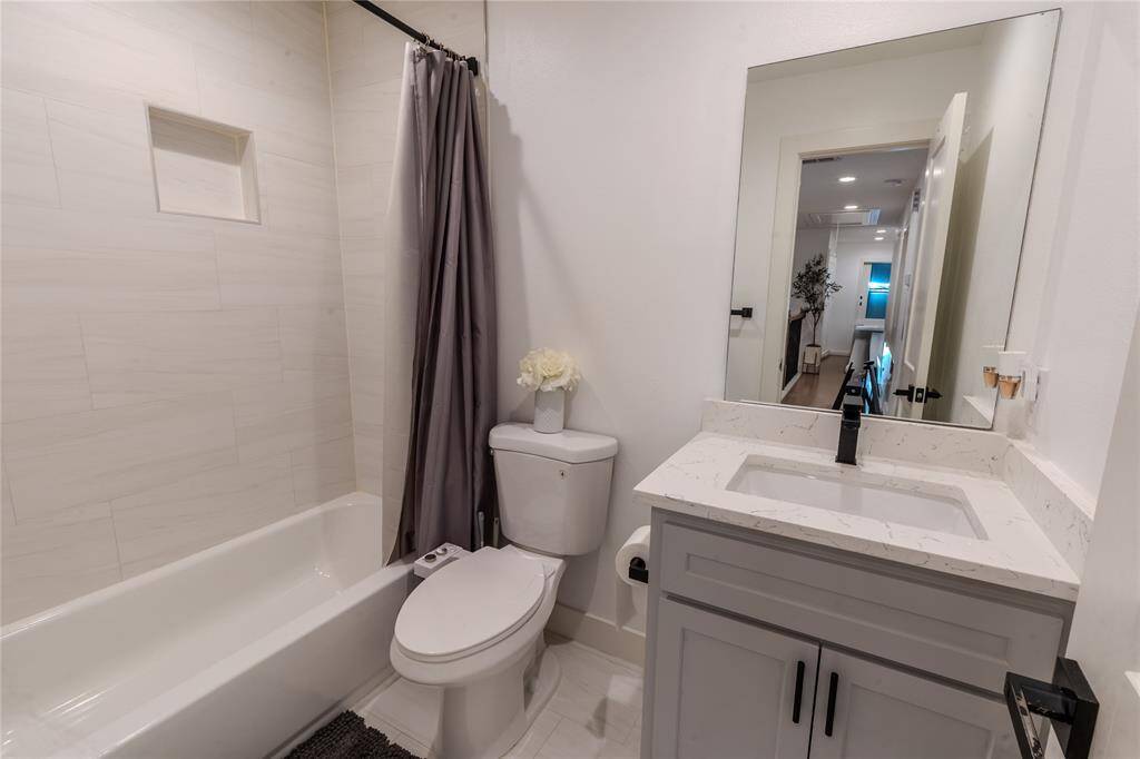 Secondary bathroom upstairs.