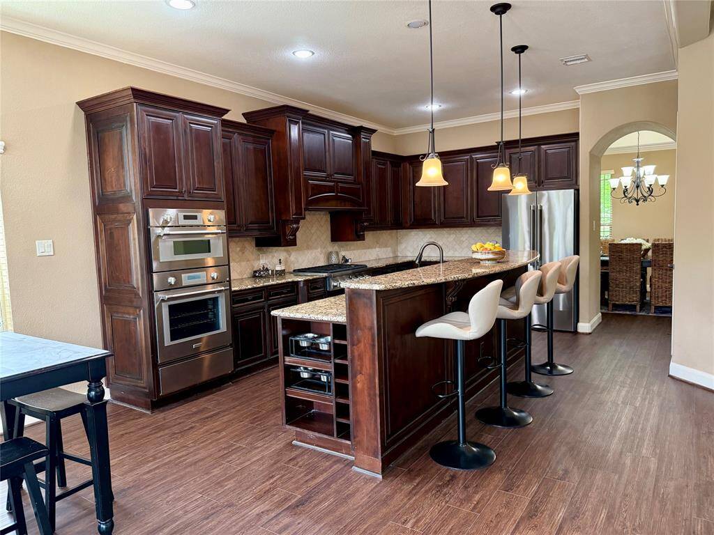 Gormet kitchen with breakfast bar