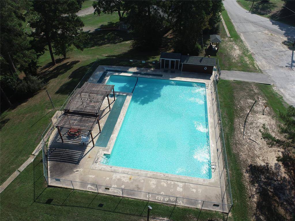 Largest pool of about any subdivision on the lake.