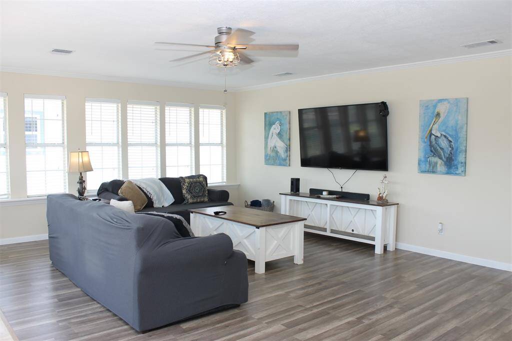 Ceiling to floor windows with amazing views of the water