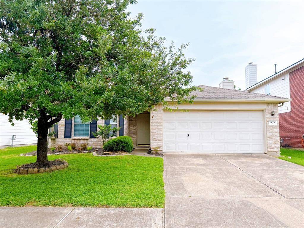 This 3/2 is perfectly located in the Mason Lakes subdivision of Katy