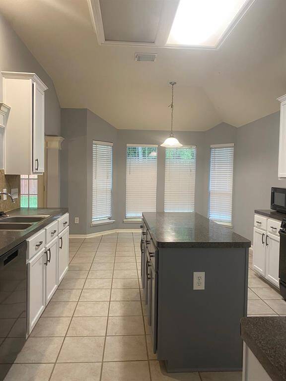View of Kitchen towards Breakfast area with plenty windows to let the light inside!