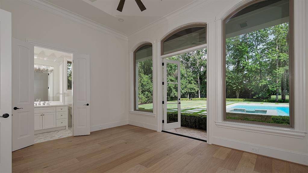 Downstairs guest suite with private access to the backyard.