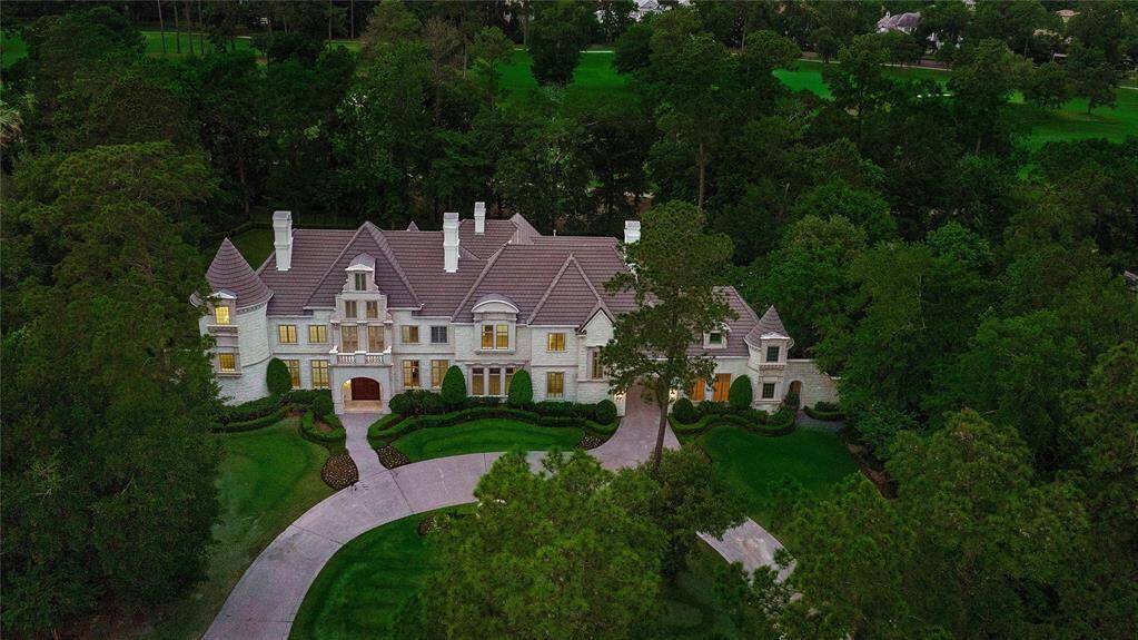 Located in the prestigious Electra enclave, on 1.2 acres overlooking the championship Jack Nicklaus golf course.