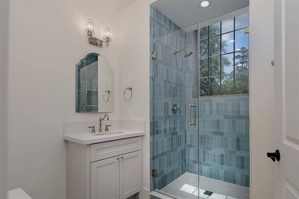 Upstairs bath in the garage apartment - beautiful tiled shower!