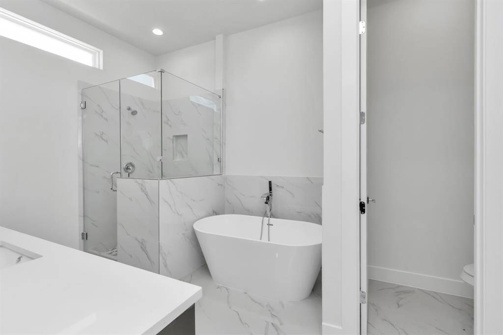 Separate tub & shower