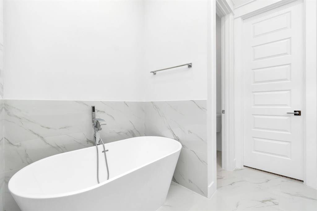 Soaking tub