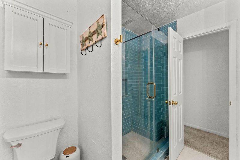Shared 2nd bath/Shower