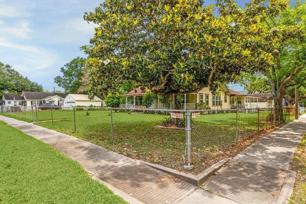 Where the fence meets the sidewalk—this sweet corner gives off total storybook charm.