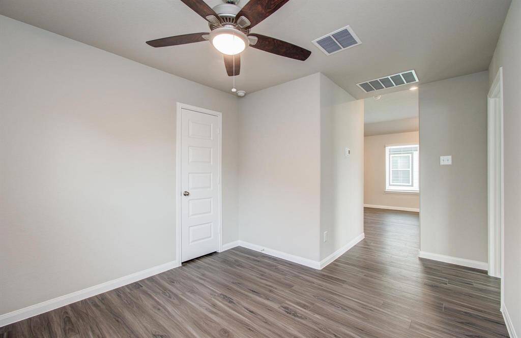 Flex room/study/office with closet space