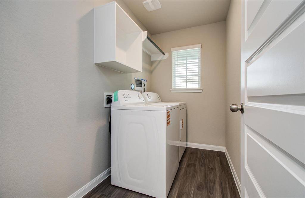 Utility Room with washer & dryer included