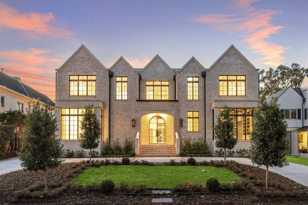 Welcome to 514 Shadywood - A Charter Custom Homes' Tanglewood masterpiece! This recently completed new construction is located on a premiere lot that backs to the 12th hole of Houston Club's golf course.