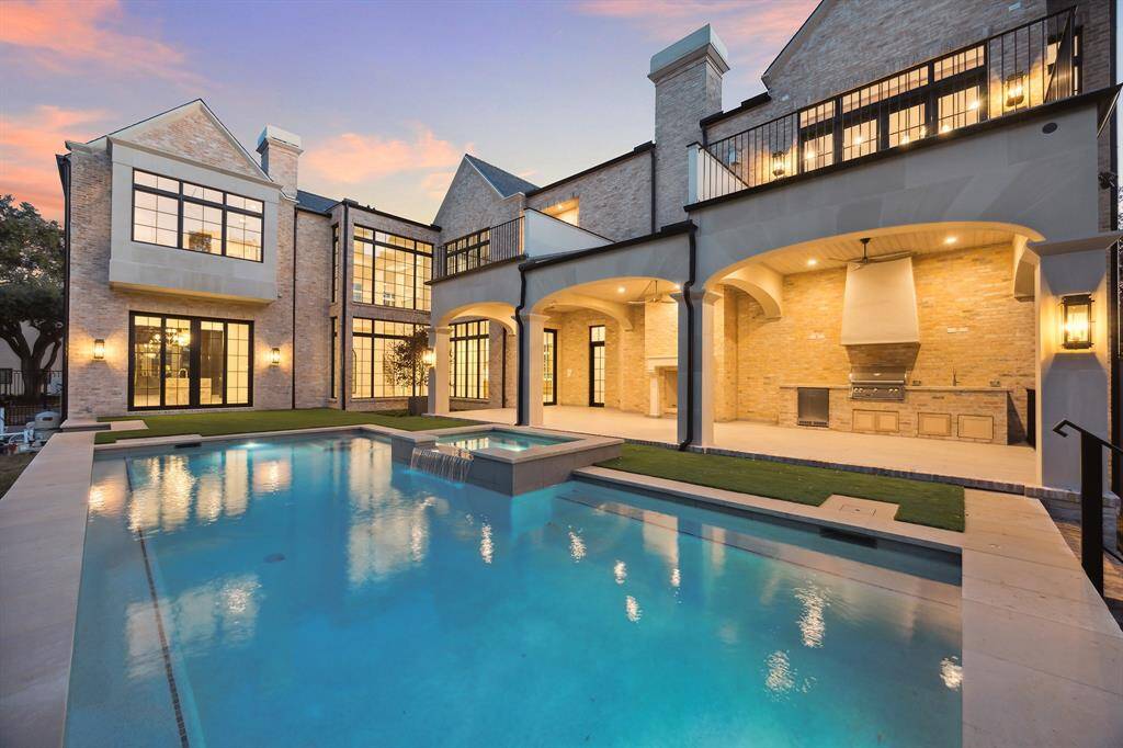 Steve Streller, of Charter Custom Homes, worked with the architectural firm of Preston Wood and Associates to strategically design a home built for lavish entertaining, yet offering the utmost privacy amongst the golf course view.
