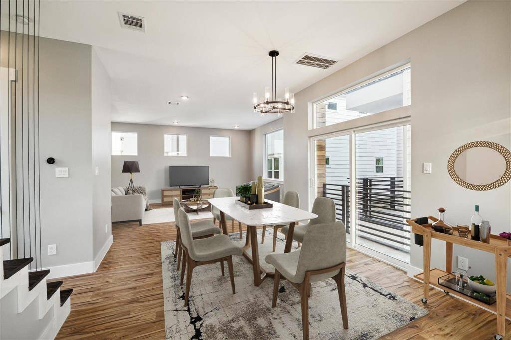 Large dining area conveniently located adjacent to the kitchen and living area*This area has been virtually staged