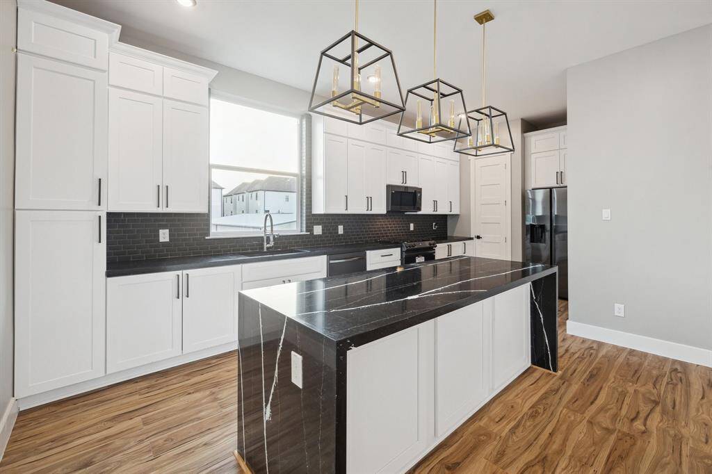 Large island with breakfast bar