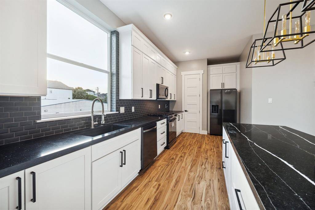 So much counter / cabinet space in the gourmet kitchen