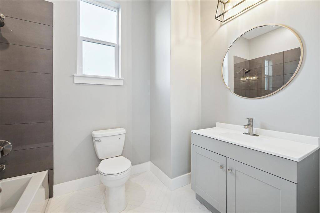 Secondary suite bath