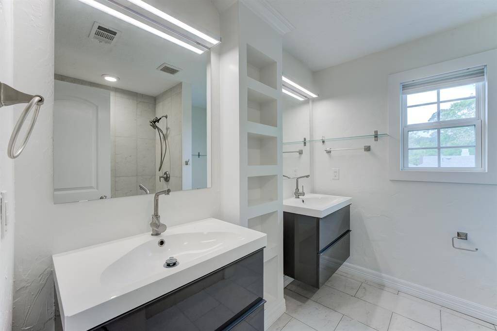 Secondary bathroom...