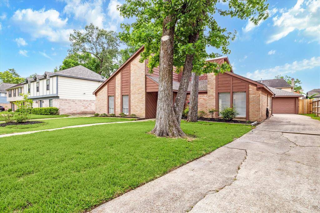 Long driveway with plenty of parking