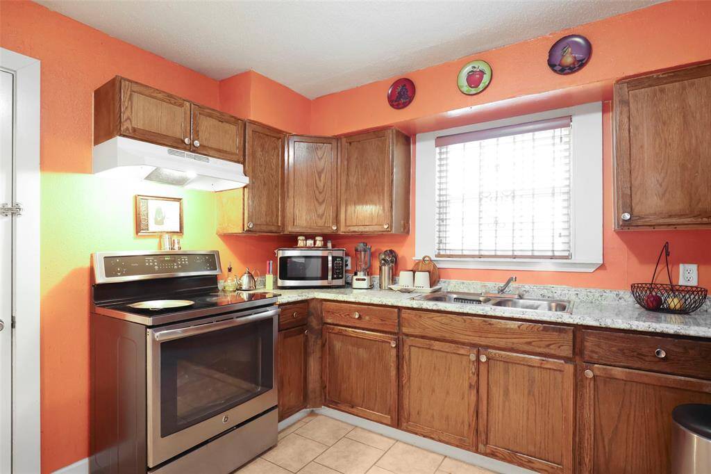 Plenty of cabinets in the kitchen