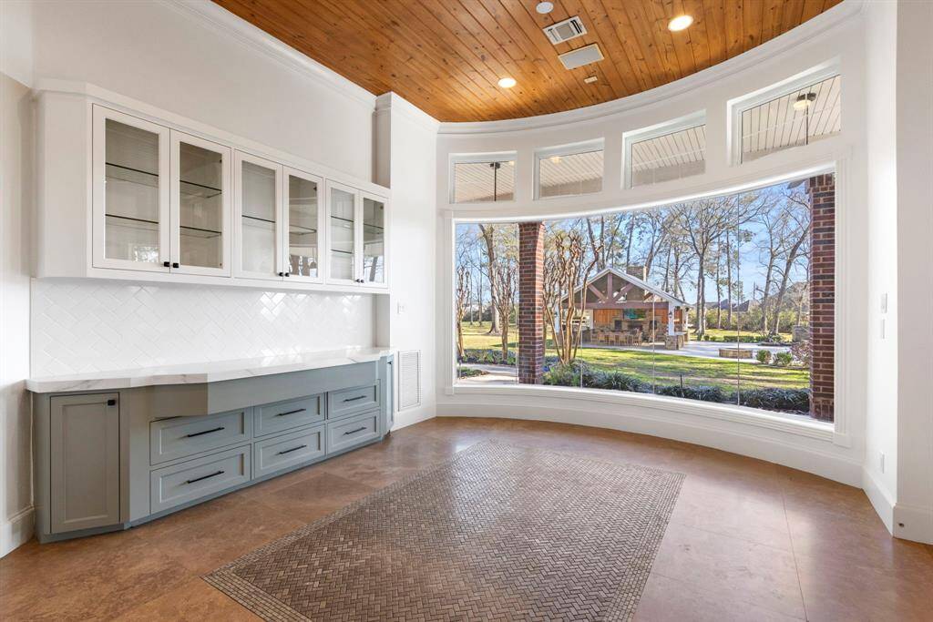 The breakfast room has a detailed ceiling, sleek built-in cabinetry are complimented by the breathtaking panoramic views.