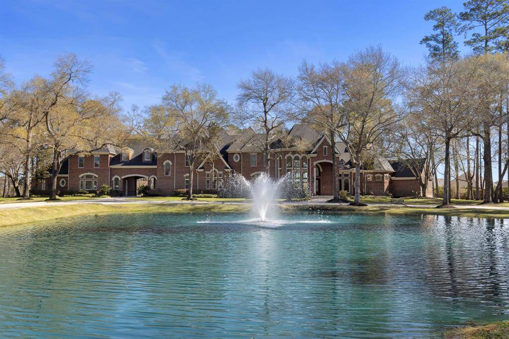 Nestled amidst nature’s embrace, this estate flaunts not one but two tranquil pond that are stocked with bass and catfish.