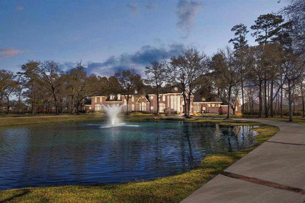 Beyond the scope of its picturesque facade lies an opulent world of luxury, seamlessly blending tranquility and grandeur. A sanctuary where every detail whispers elegance and every moment promises timeless beauty.