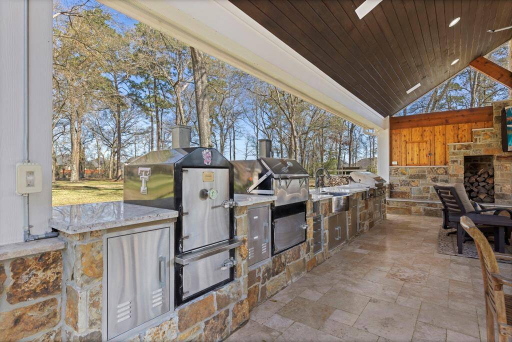 Equipped with state-of-the-art grilling stations and sleek stone countertops, this space is designed for both gourmet feasts and breezy brunches. Entertain effortlessly as your guests savor the delicious interplay of food from your built in smoker, gas grill, or your Clamshell charcoal grill.