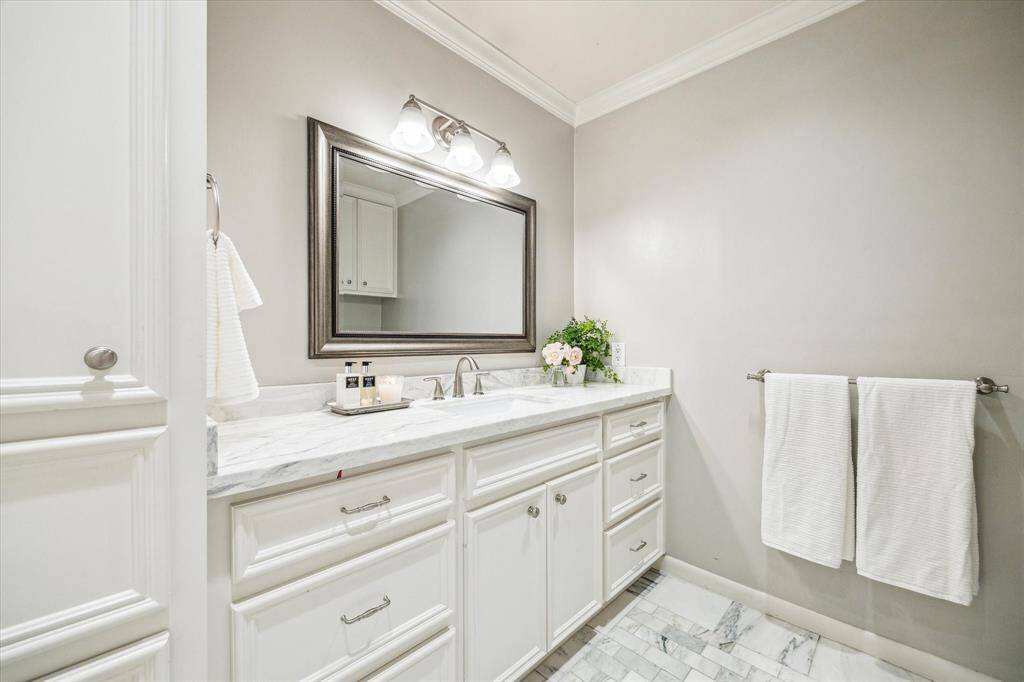 Secondary bathroom.