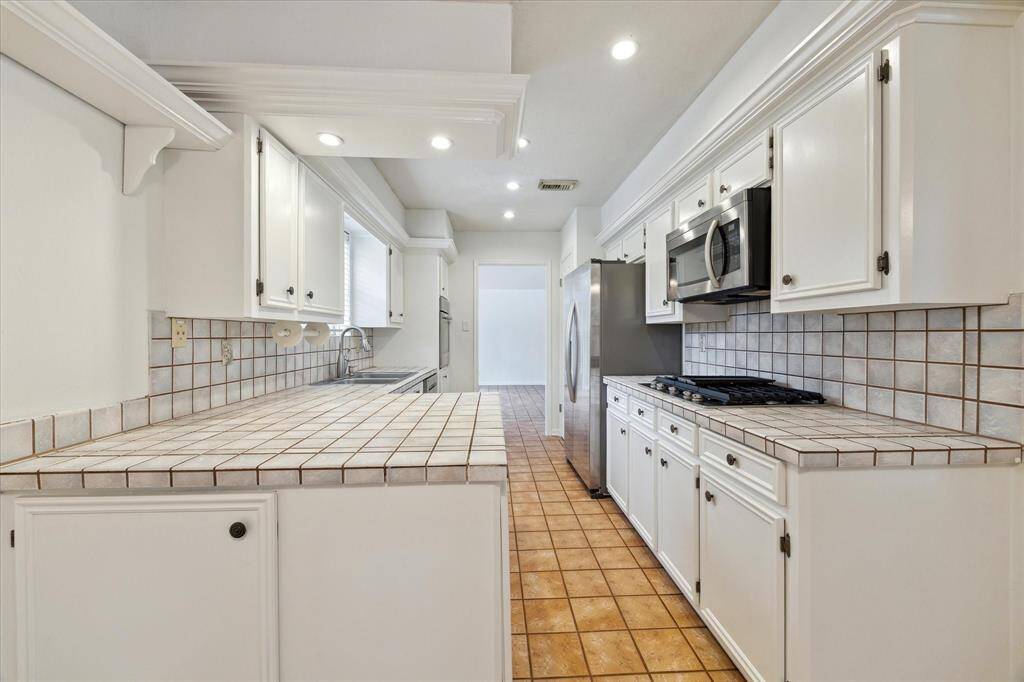 Newly replaced Bosch gas range and plenty of counter and cabinet space!
