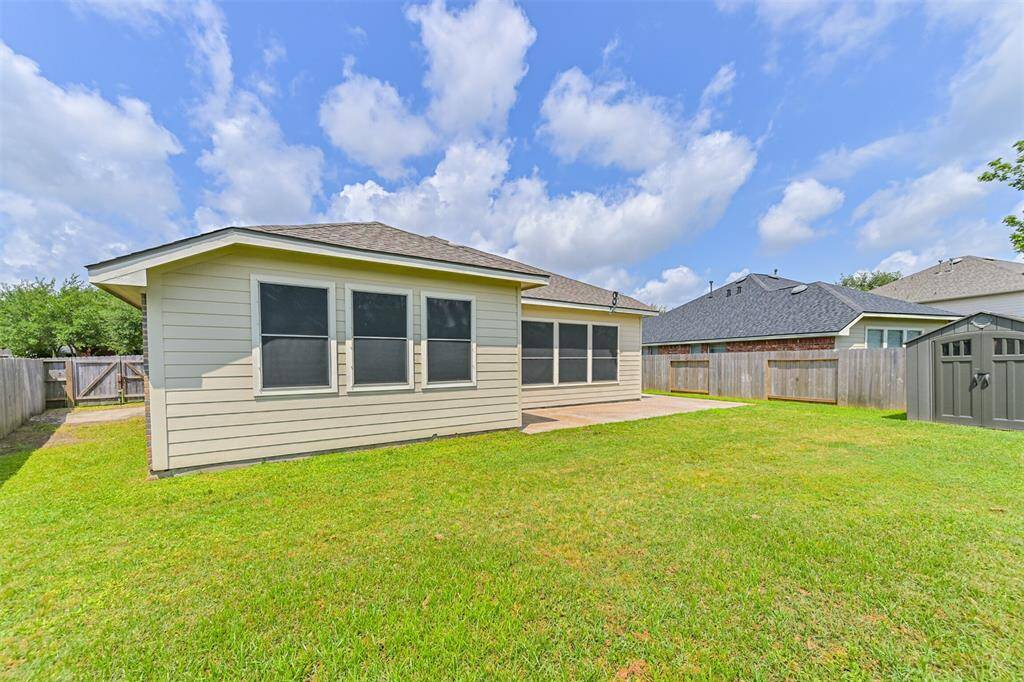 Oversized side yards with double wide gate provides space for small boats, campers, etc