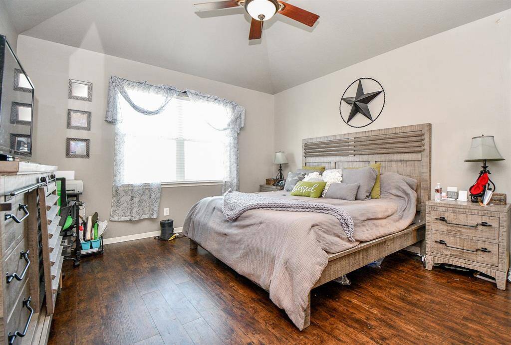 Large primary bedroom.