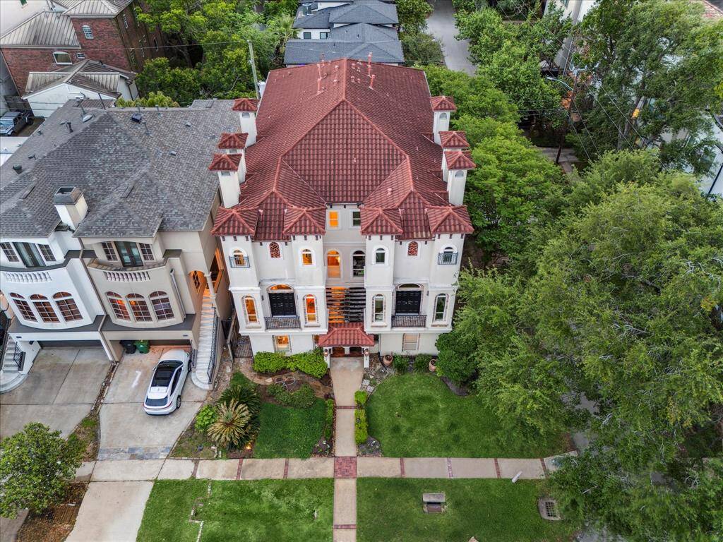 Unique 3 story townhouse (left side) in Camp Logan, two blocks from Memorial Park Eastern Glades entrance.