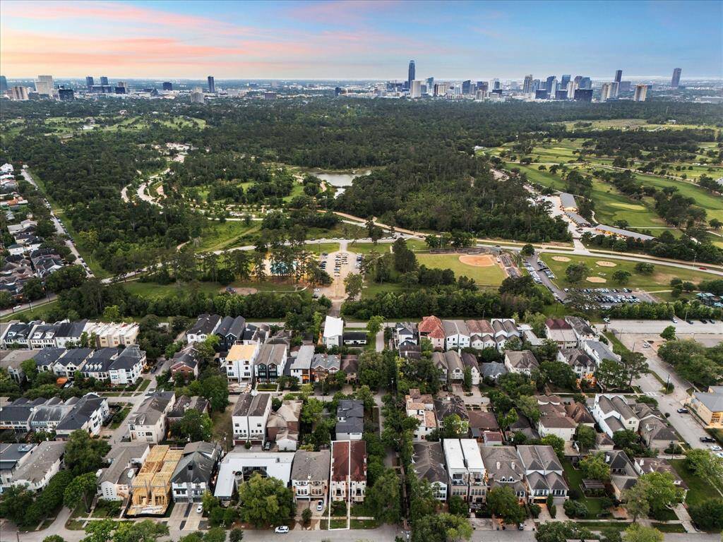 Note the line around out unique townhouse and its proximity to Memorial Park and the new Eastern Glades entrance and the Galleria are just in the offing.