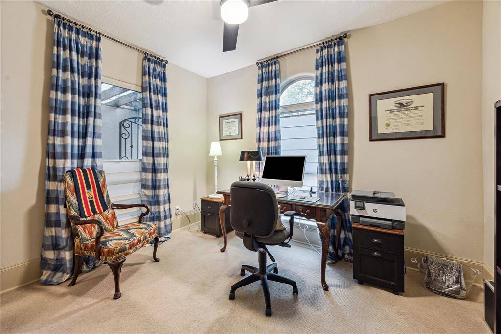 First floor office/ bedroom, with great natural light and en-suite full bathroom.