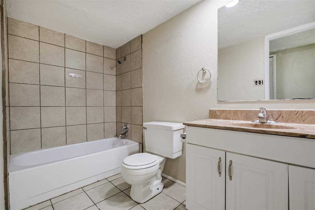 Full Bath in hallway